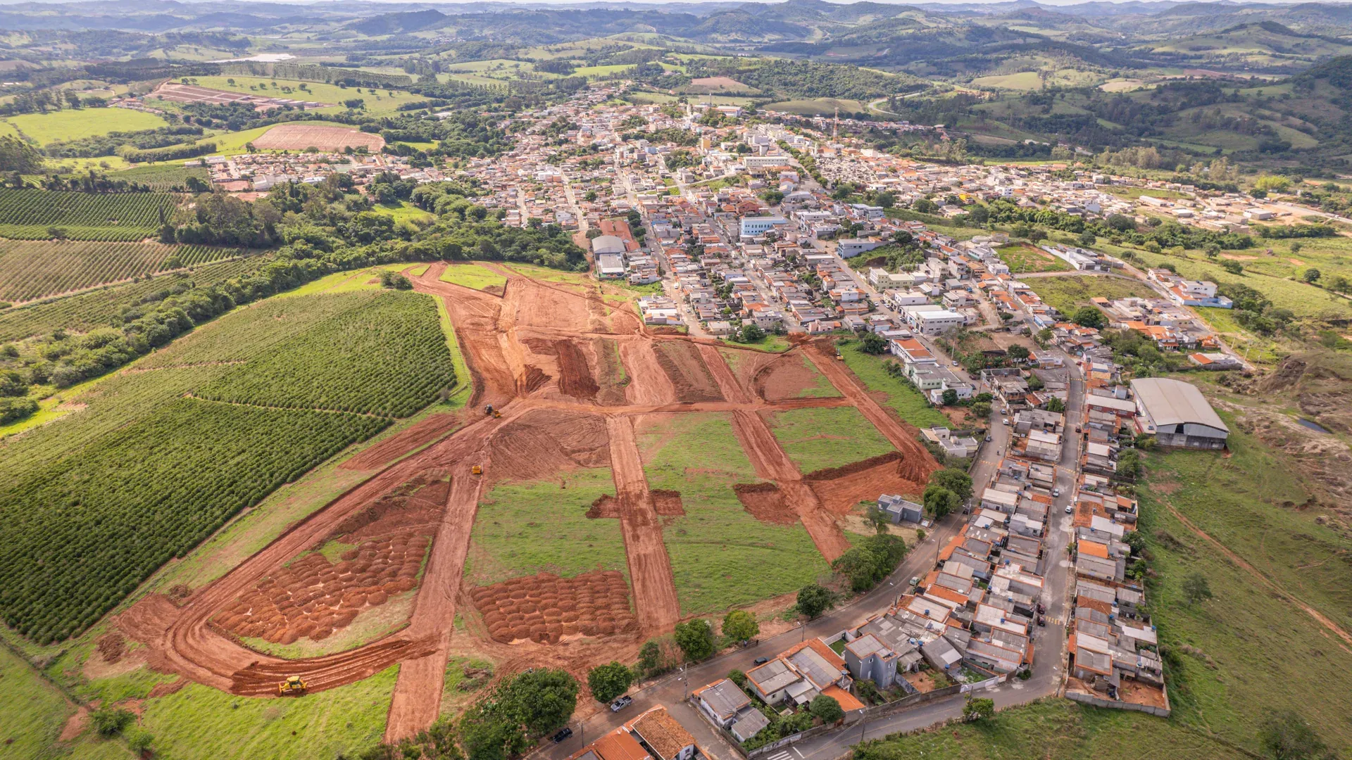 Aérea do Ouro Verde mostrando o desenho urbano do loteamento em terraplenagem, com as quadras e vias sendo definidas