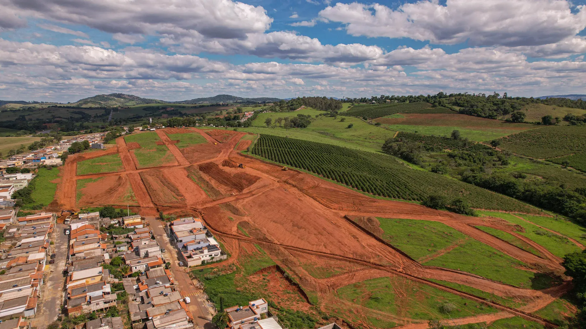 Vista aérea panorâmica do Ouro Verde com Cana Verde e as colinas verdes da região ao redor