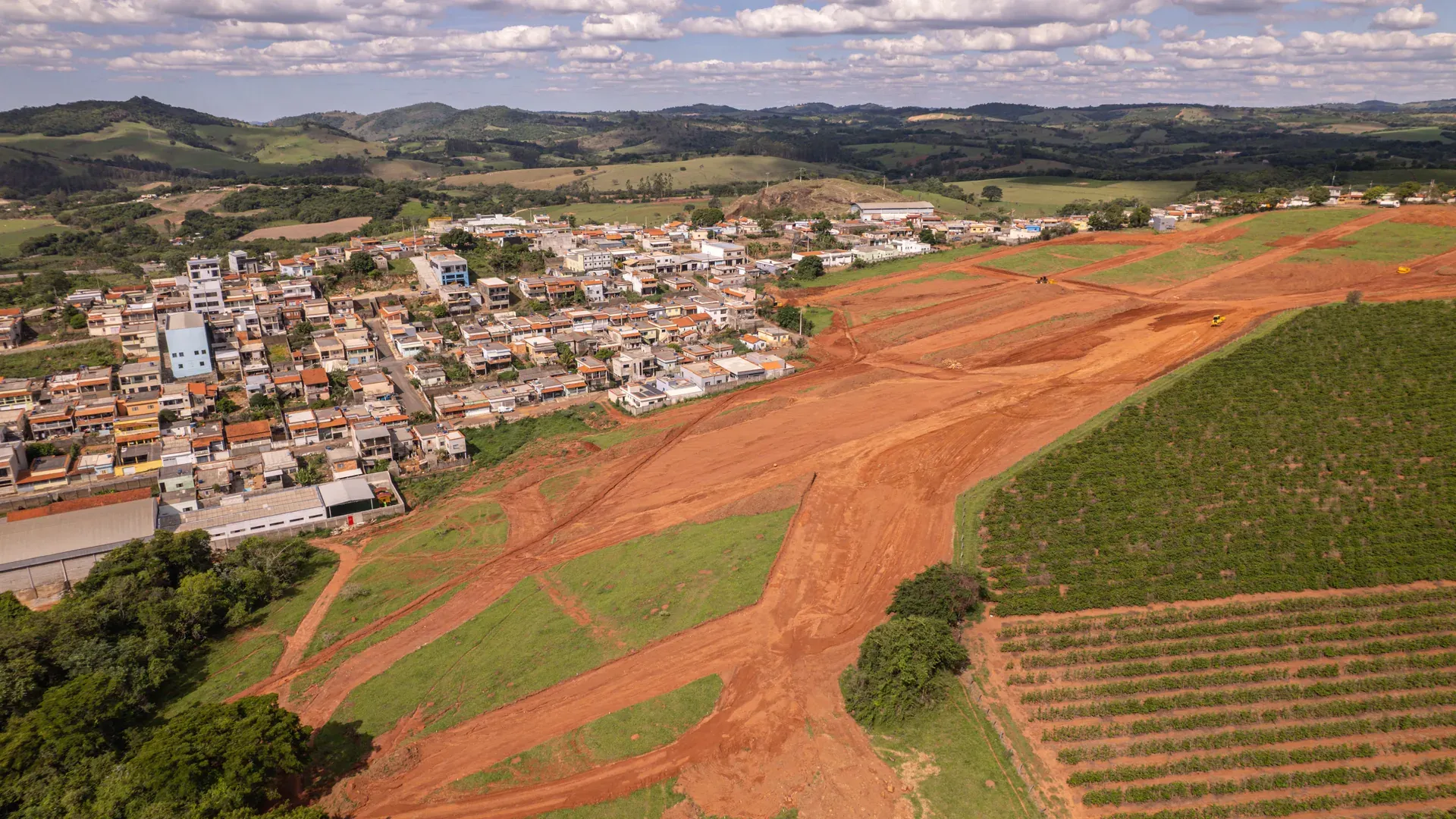 Aérea do Ouro Verde na encosta, com o bairro de Cana Verde em primeiro plano e o loteamento em obras ao fundo