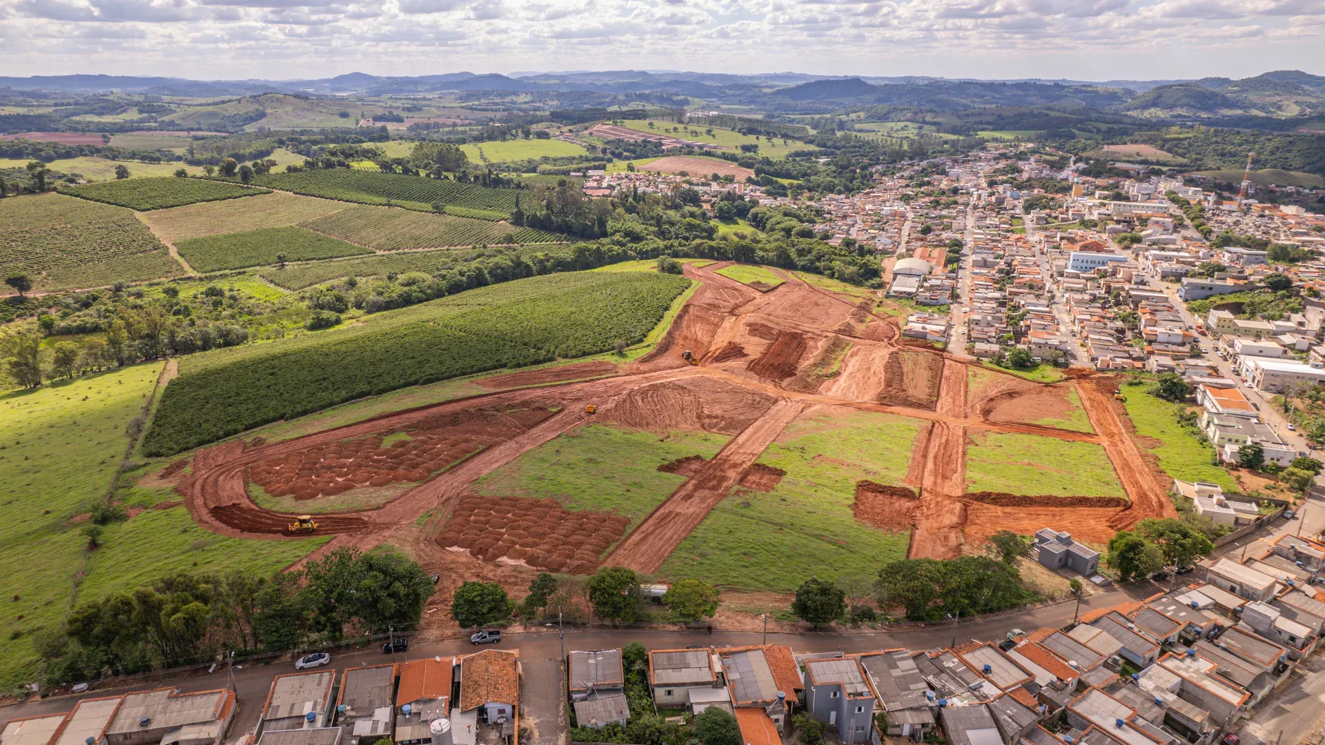 Vista aérea do Ouro Verde com a malha urbana consolidada de Cana Verde ao lado do novo loteamento