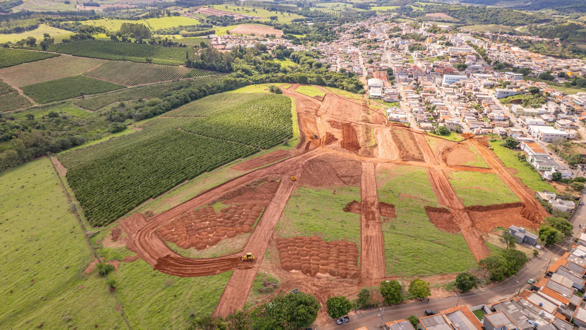 Vista aérea lateral do Ouro Verde, com o conjunto do loteamento em obras e o entorno residencial